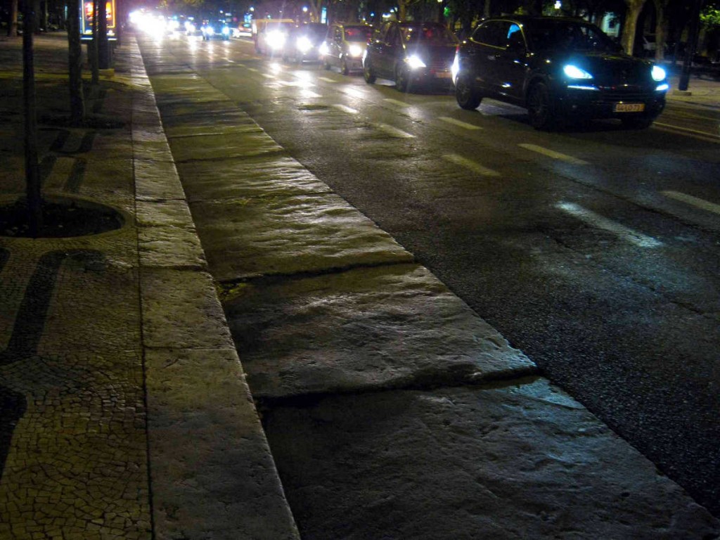 Pormenor do piso no espaço destinado aos ciclistas (Foto: MUBi)